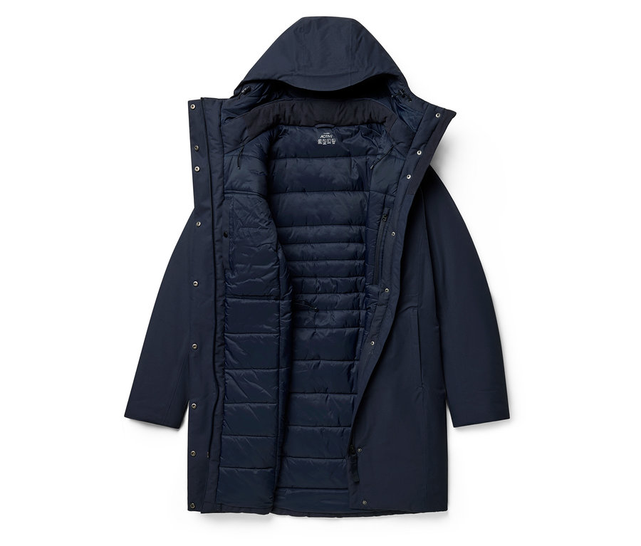 Otwarta granatowa kurtka z kapturem i pikowaną podszewką.