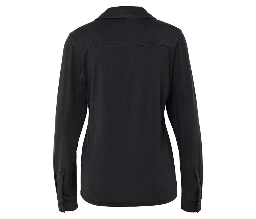 Widok z tyłu czarnej koszuli z długim rękawem i kołnierzykiem.