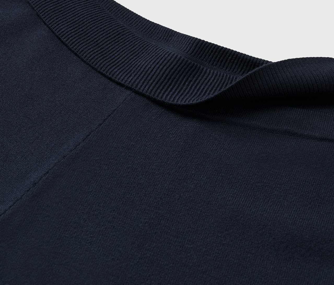 Zbliżenie na granatowy materiałowy kołnierz o prążkowanej fakturze.