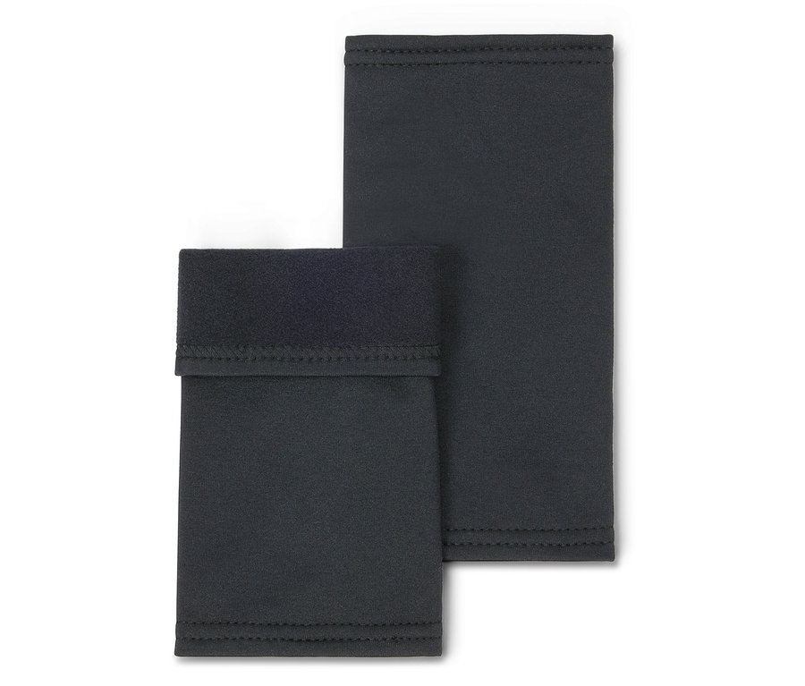 Dwie czarne nakładki na ramiona leżą na białym tle.