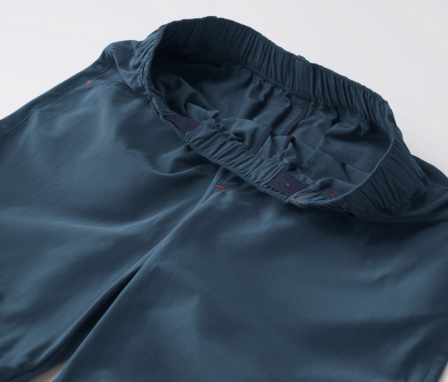 Zbliżenie na dziecięce spodnie funkcyjne.