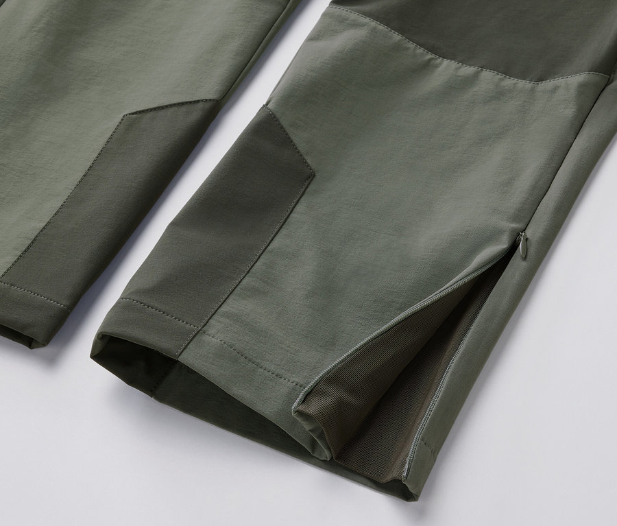 Szczegół zielonych spodni outdoorowych.