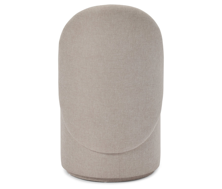 Szczegół beżowego krzesła z tkaniny na białym tle.