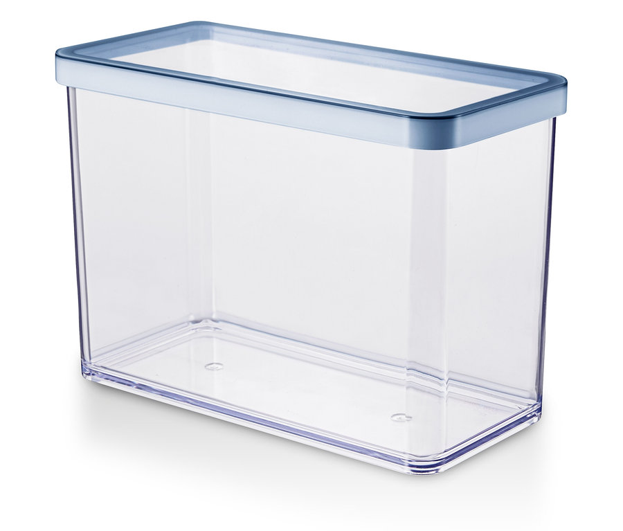 Pusty, przezroczysty, prostokątny pojemnik z niebieską pokrywką.