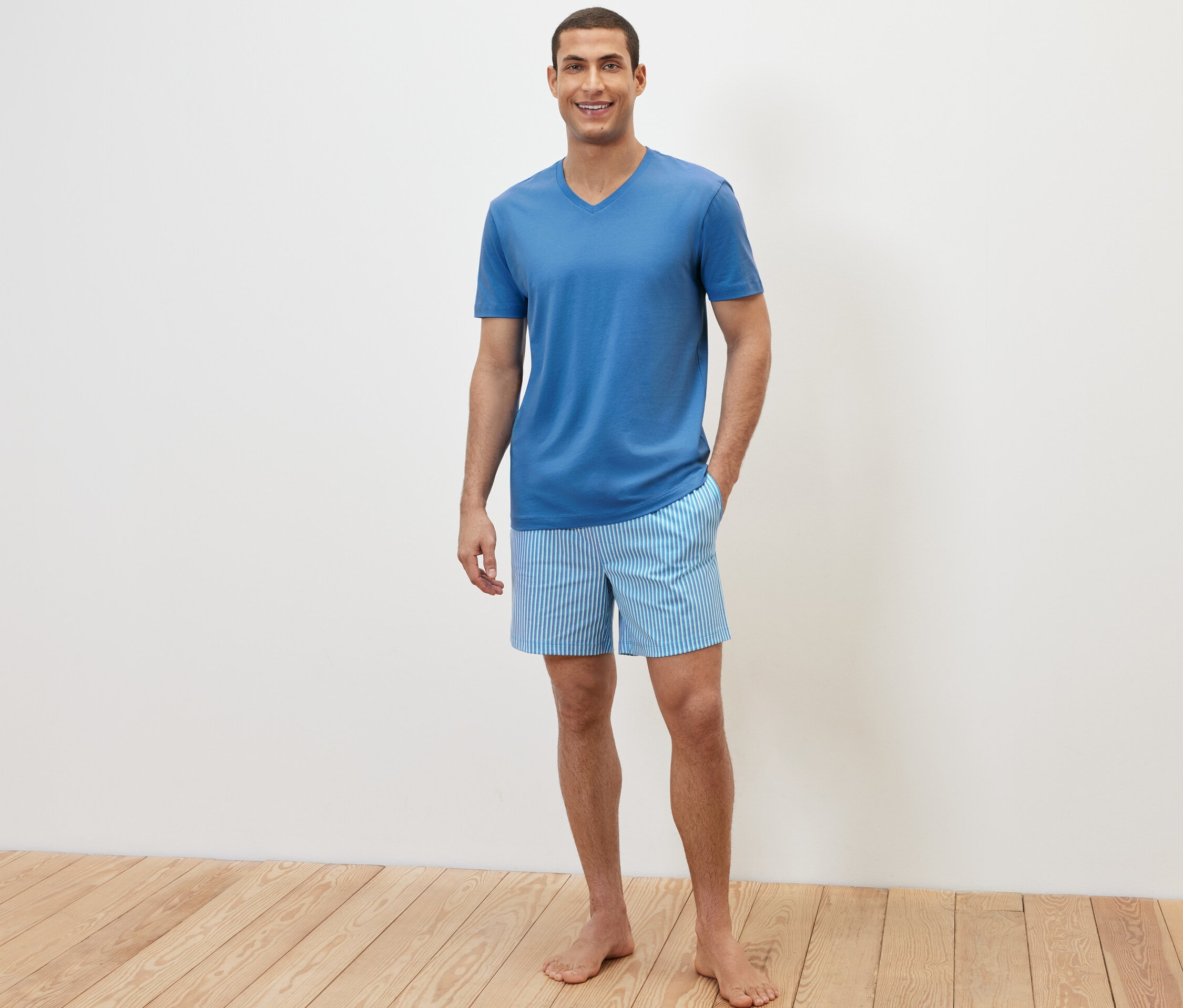 Mężczyzna pozuje w piżamie.