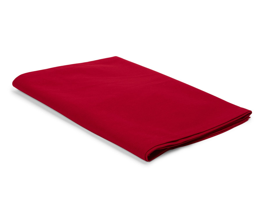 Czerwona tkanina złożona na białym tle.