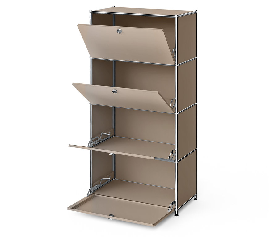 Beżowa szafka z trzema uchylnymi drzwiczkami i dwiema otwartymi półkami.