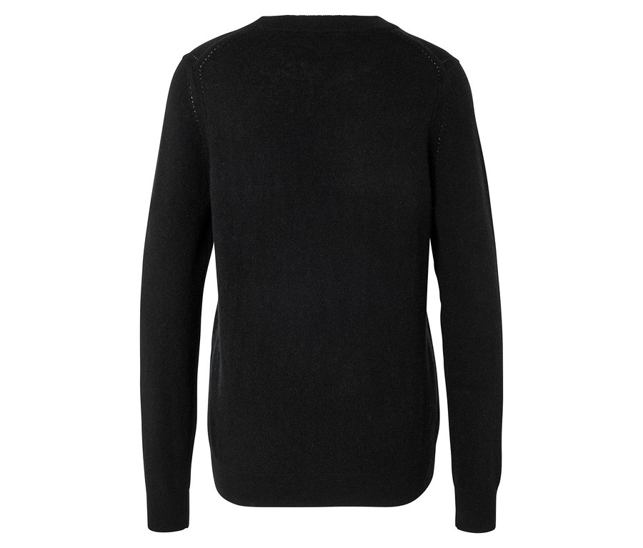 Widok z tyłu czarnego swetra.