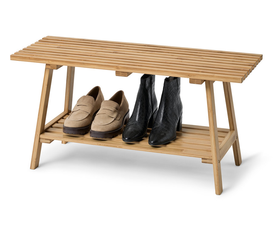 Dwie pary butów stoją na bambusowej szafce na buty.