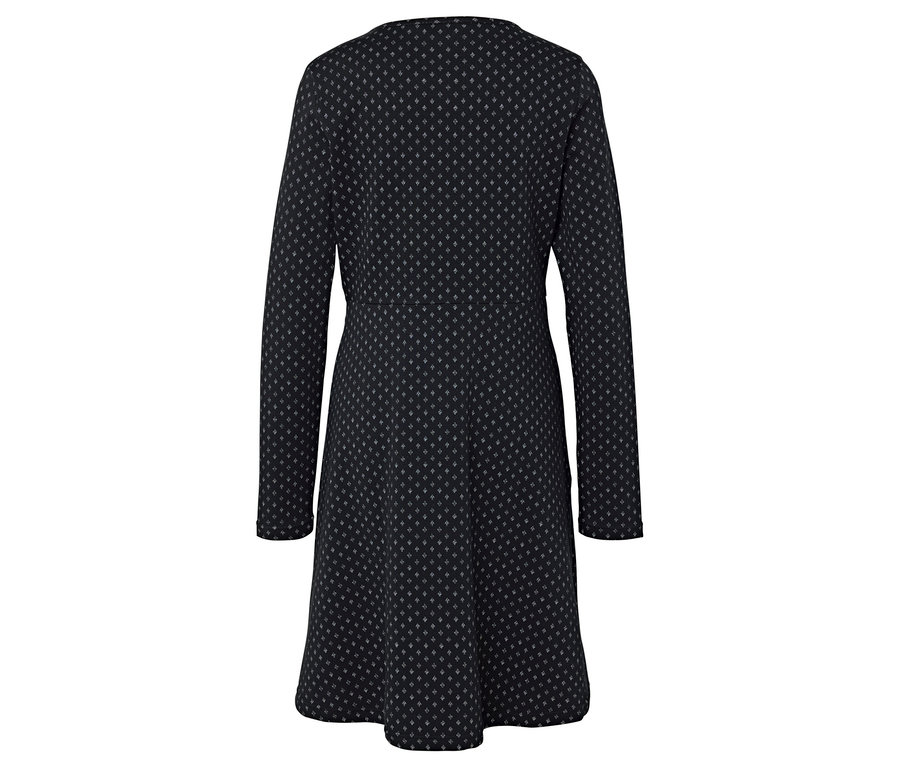 Widok z tyłu czarnej sukienki z długim rękawem we wzory.