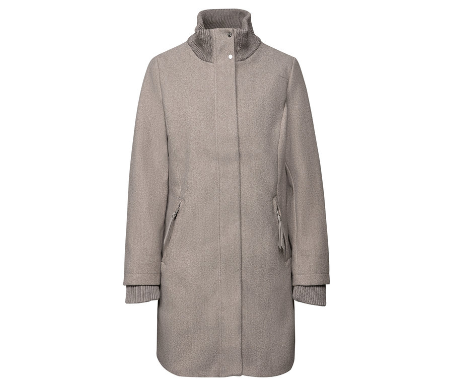 Krótki płaszcz Street One w kolorze jasnobrązowym ze swetrowym kołnierzem.