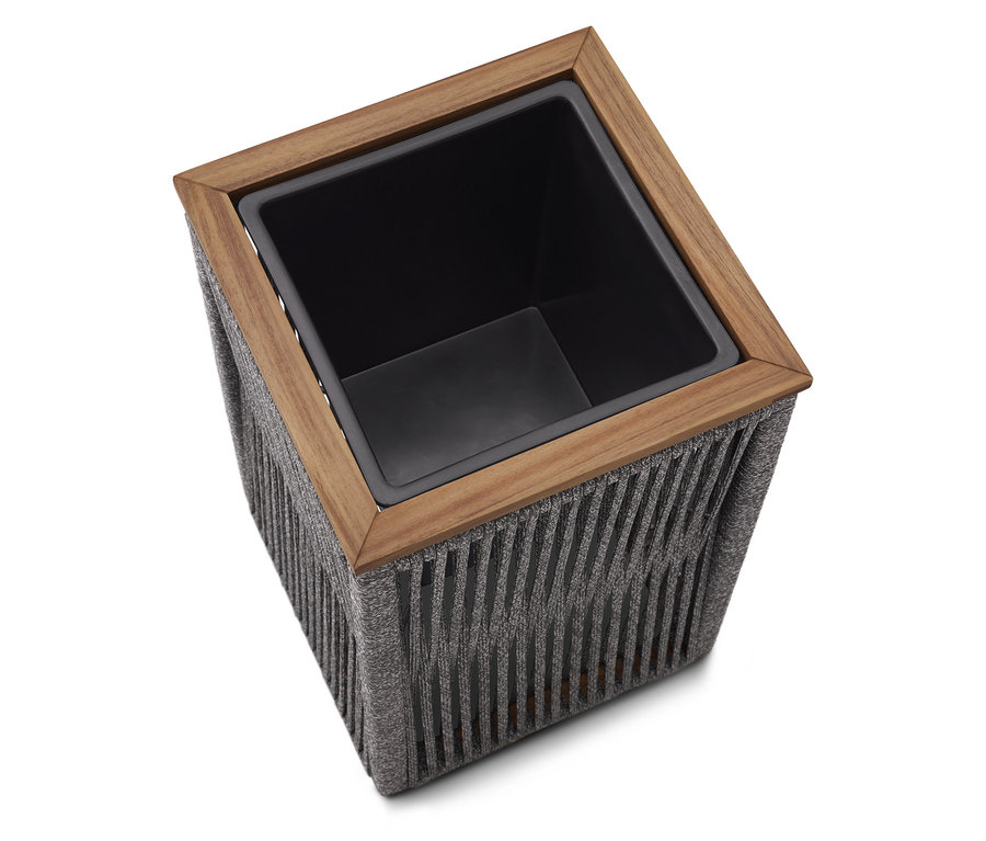 Zbliżenie kwadratowej donicy z szarą plecionką sznurkową i drewnianymi akcentami.