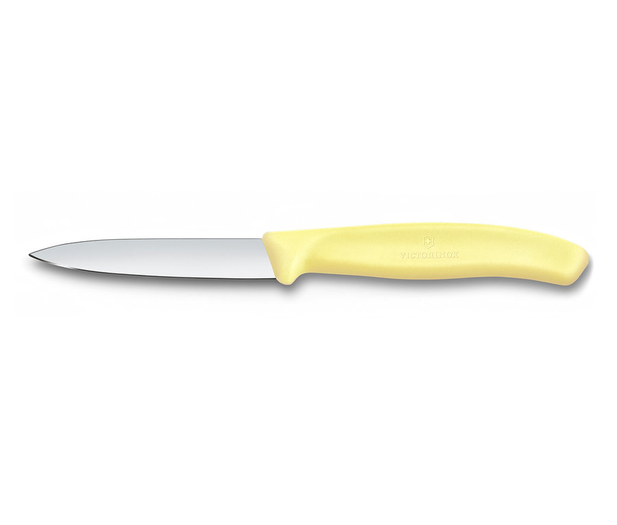 Żółty nóż do warzyw Victorinox leży na białym tle.