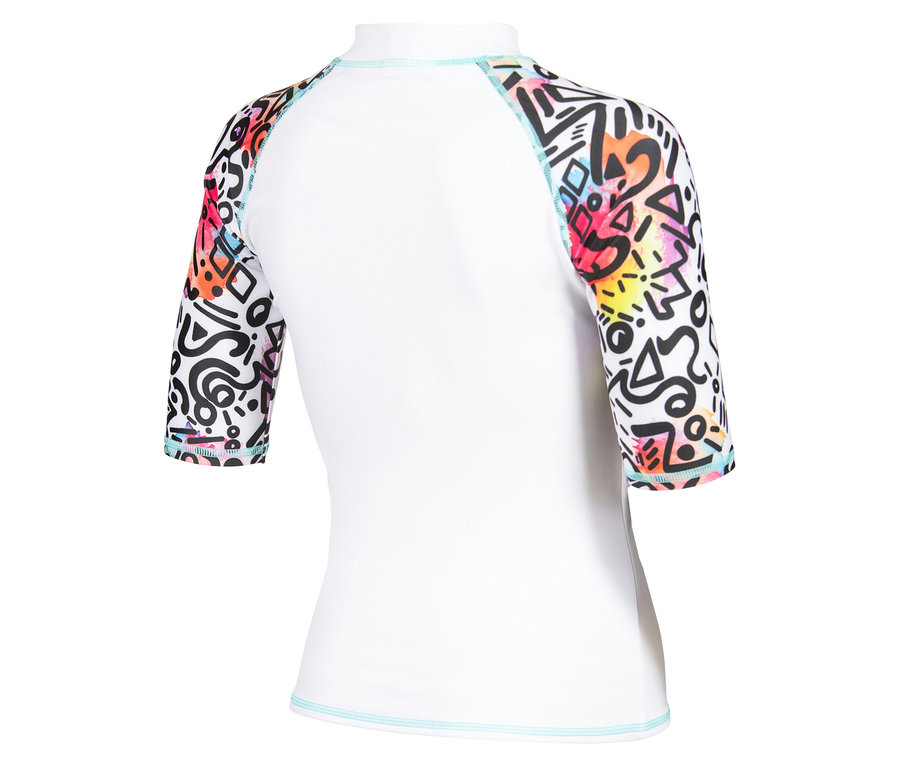 Biała koszulka z krótkim rękawem z kolorowymi geometrycznymi wzorami na rękawach.
