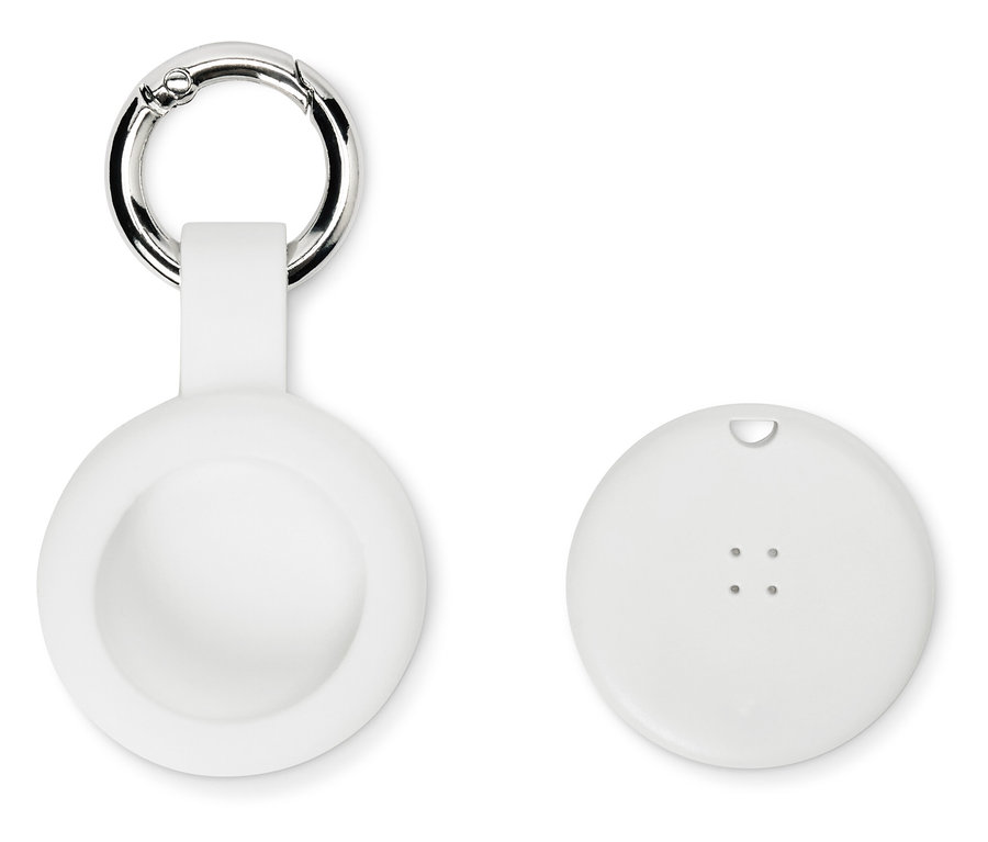 Biały, okrągły uchwyt AirTag z karabińczykiem i biała osłona AirTag leżą na białym tle.