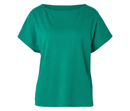 Zielony T-shirt z krótkim rękawem i dekoltem w łódkę leży na płaskiej powierzchni.