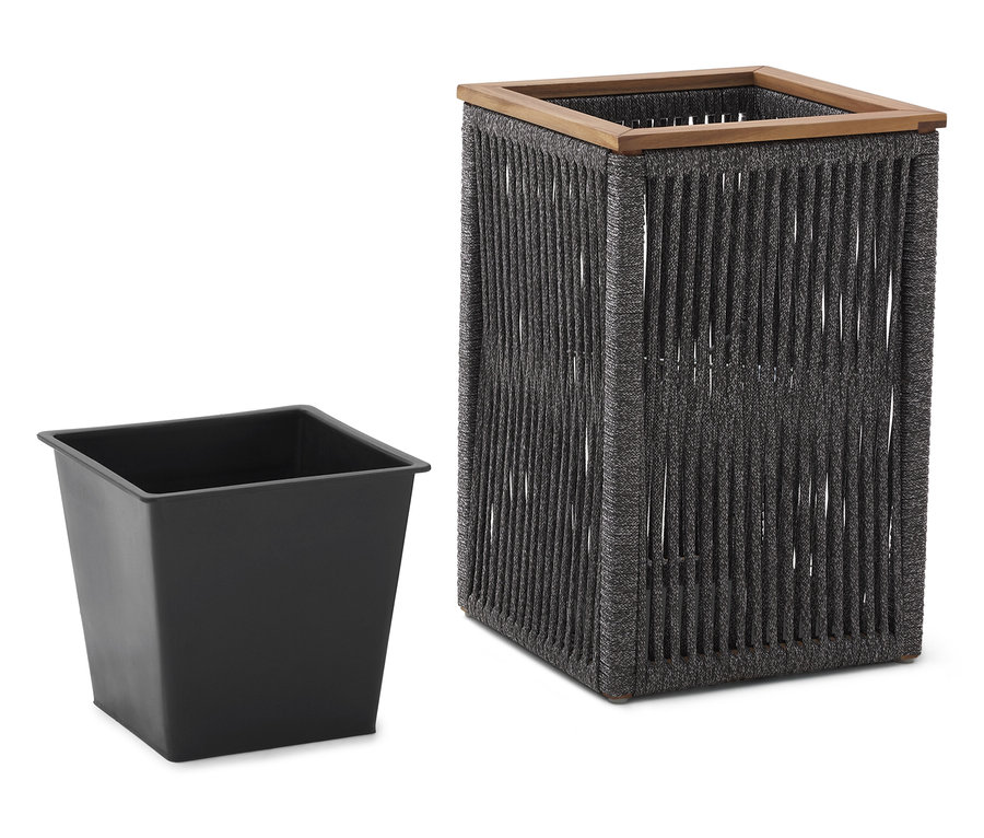 Szary, kwadratowy kosz z plecionej liny stoi obok czarnej, kwadratowej donicy.