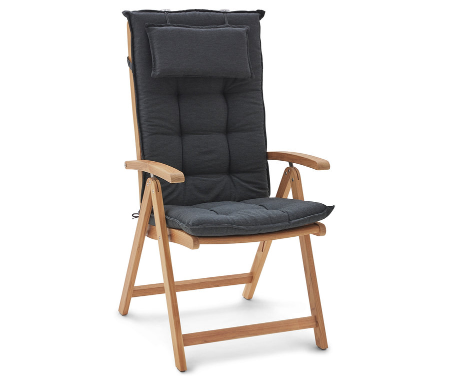 Tekowe krzesło ogrodowe z wysokim, regulowanym oparciem i szarą poduszką na siedzisku stoi na białym tle.