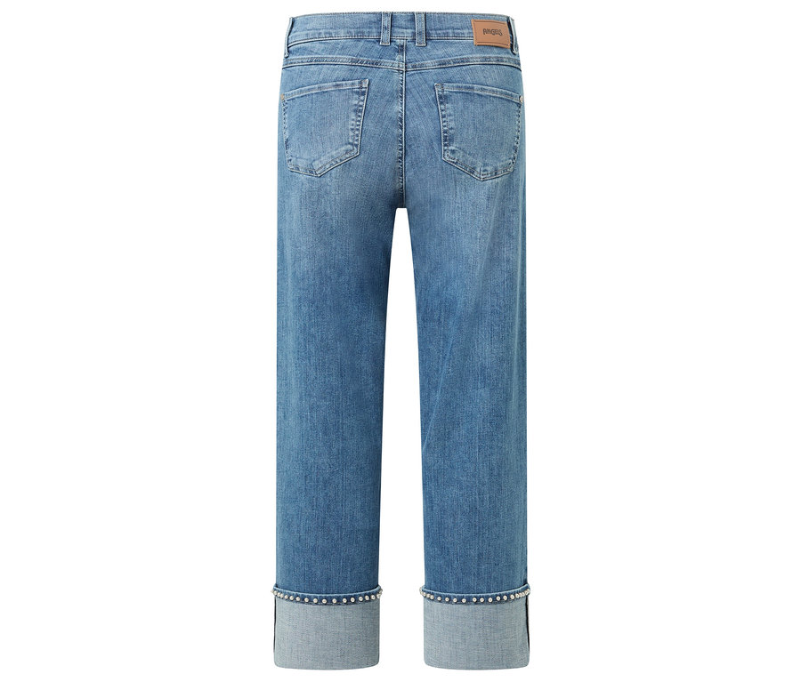 Widok z tyłu jasnoniebieskich dżinsów z podwiniętymi nogawkami ozdobionymi ćwiekami.