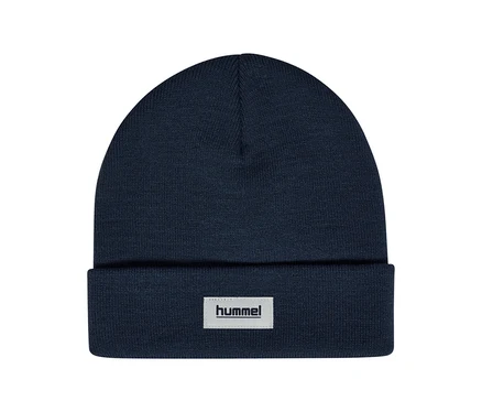 Granatowa czapka hummel® „HMLJR Knit Beanie” z wywiniętym brzegiem i białą metką z logo hummel.