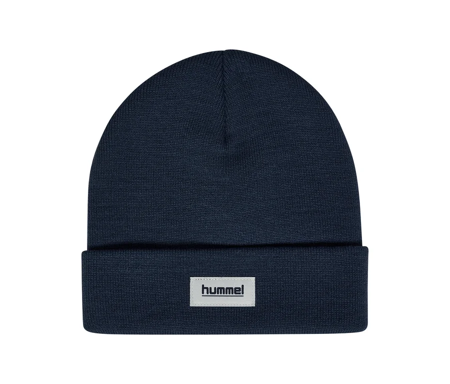Granatowa czapka hummel® „HMLJR Knit Beanie” z wywiniętym brzegiem i białą metką z logo hummel.
