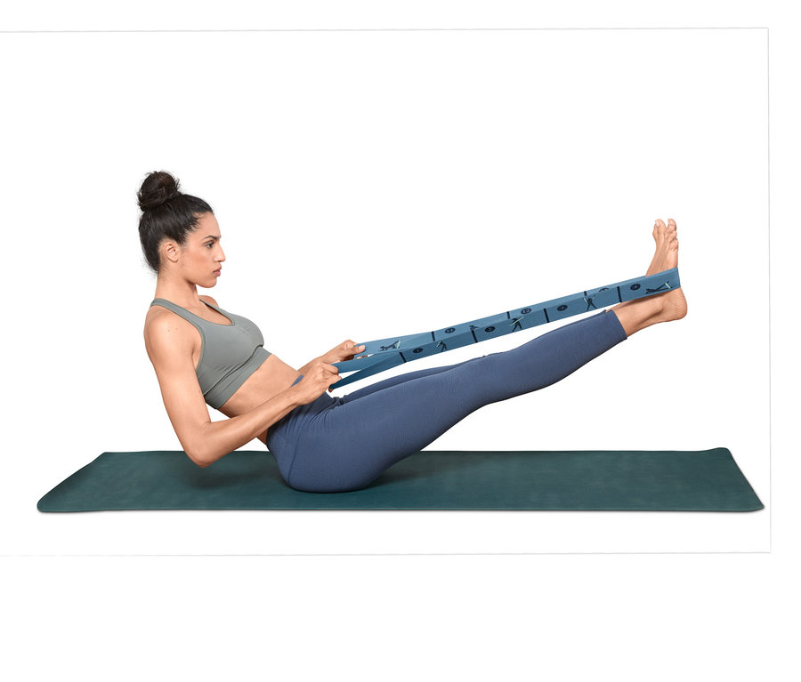 Kobieta ćwiczy z gumą treningową do fitnessu na macie.
