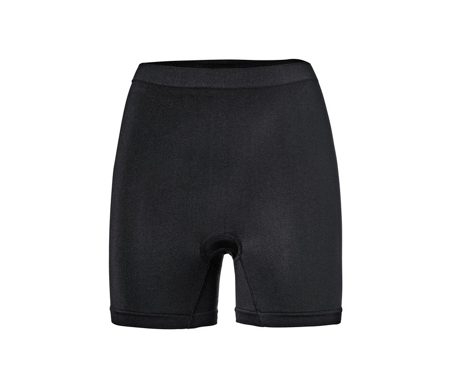 Czarne spodenki rowerowe.