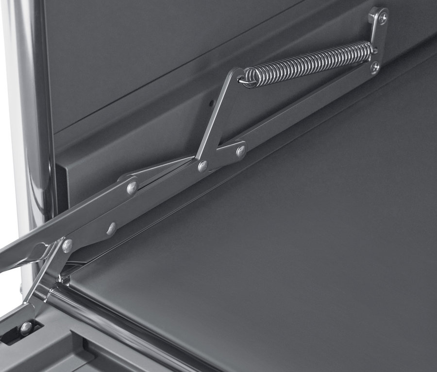 Zbliżenie na szary metalowy regał »CN3« z 3 półkami i mechanizmem otwierania.