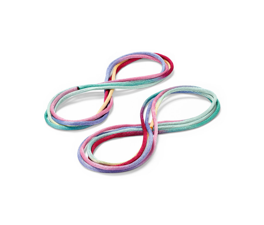 Dwa kolorowe sznurki Fingertwist na białym tle.
