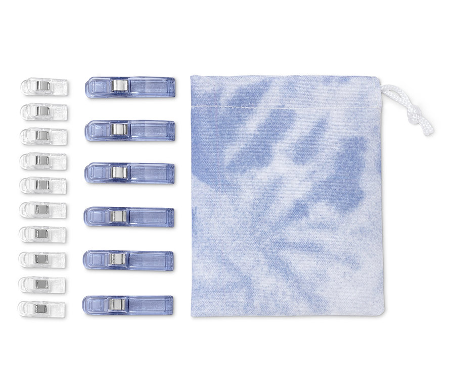 Dziesięć przezroczystych i dziesięć niebieskich klipsów do tkanin, 20 sztuk, obok niebieskiego etui.