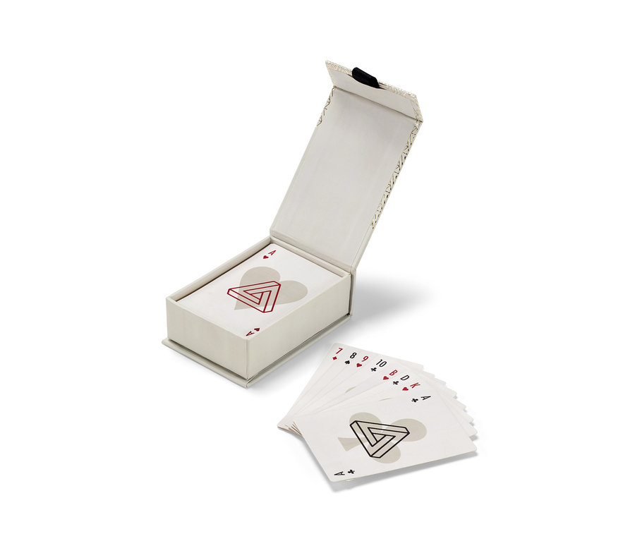 Otwarty zestaw kart do gry »Skat« w pudełku i rozłożone karty obok.
