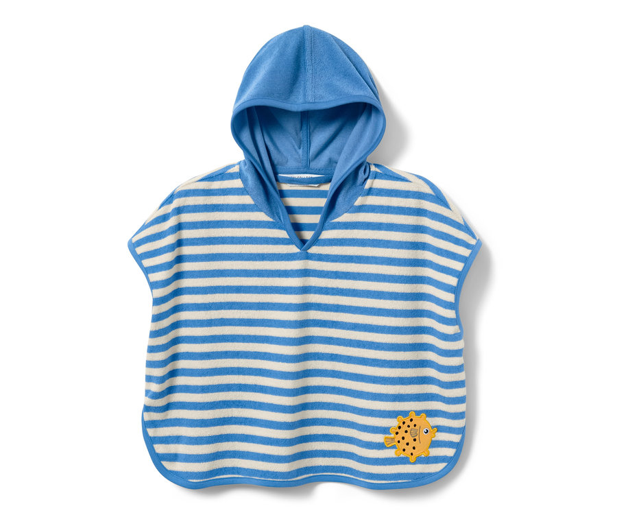 Niebiesko-białe, paskowane dziecięce ponczo z tkaniny frotté z kapturem i naszywką w kształcie żółtej ryby.