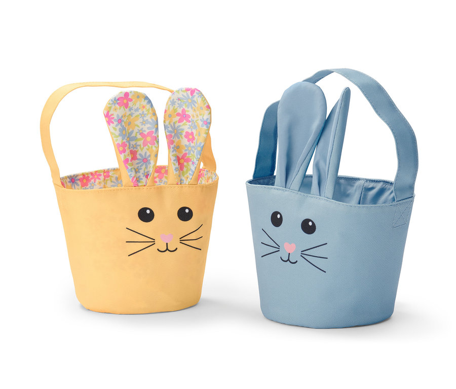Dwa koszyczki na jajka wielkanocne: żółty z uszami w kwiaty i niebieski z niebieskimi uszami.
