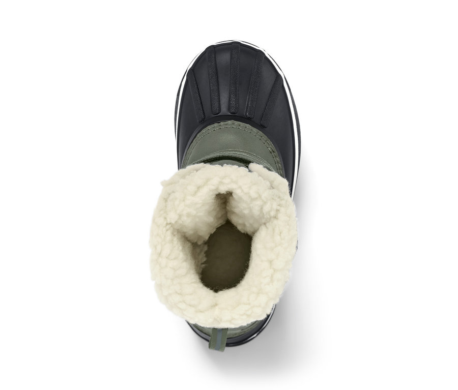 Zbliżenie na zielony but dziecięcy na każdą pogodę.