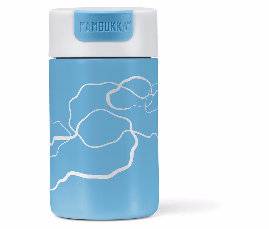 Niebieski kubek termiczny Kambukka X Pantone z białą pokrywką.