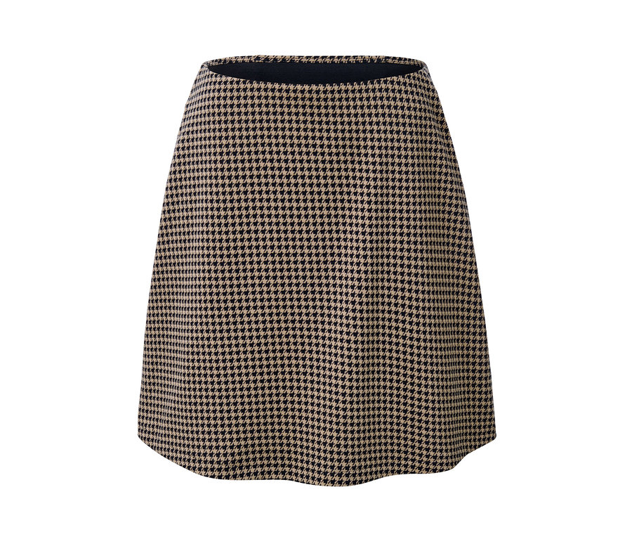 Zbliżenie na spódnicę dresową w pepitkę.