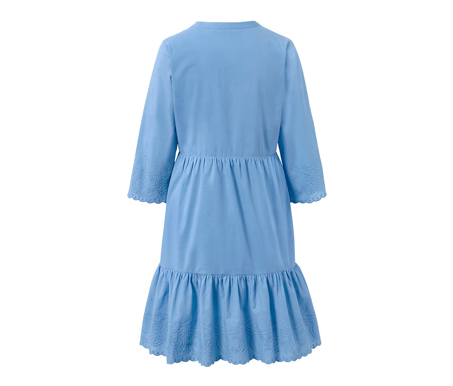 Jasnoniebieska sukienka z tkaniny z haftem, widok z tyłu.