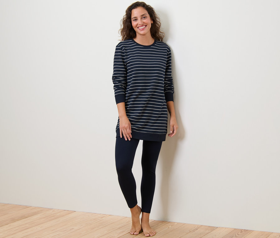 Kobieta ma na sobie piżamę z legginsami.