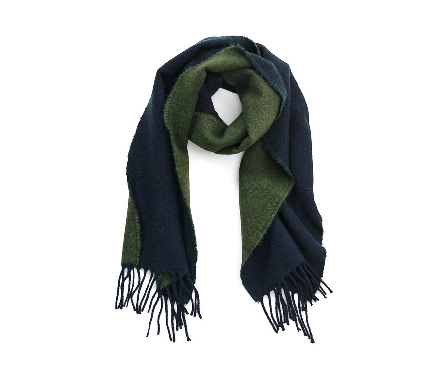 Tkany szalik w kolorze zielonym i granatowym z frędzlami.