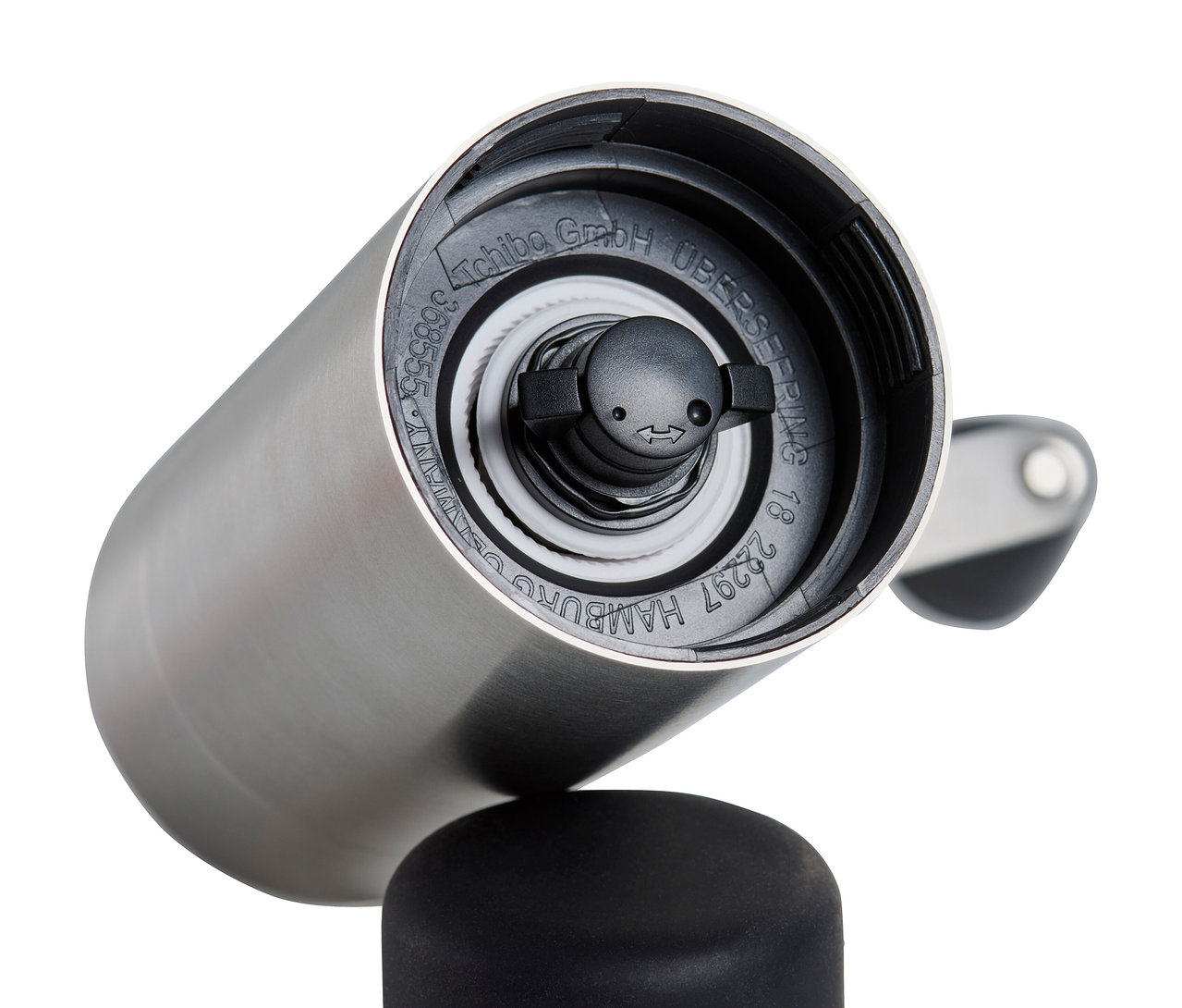 Szczegół srebrnego, ręcznego młynka do kawy.