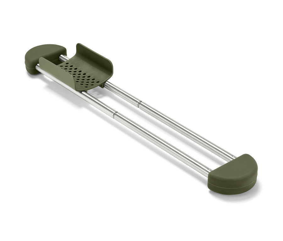 Rozsuwany organizer do zlewozmywaka w kolorze oliwkowej zieleni z metalowymi prętami.