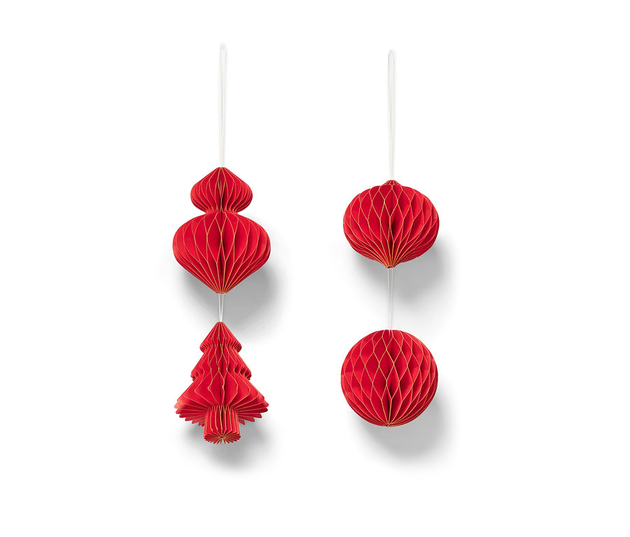 Cztery czerwone ozdoby choinkowe wiszą na białym tle.