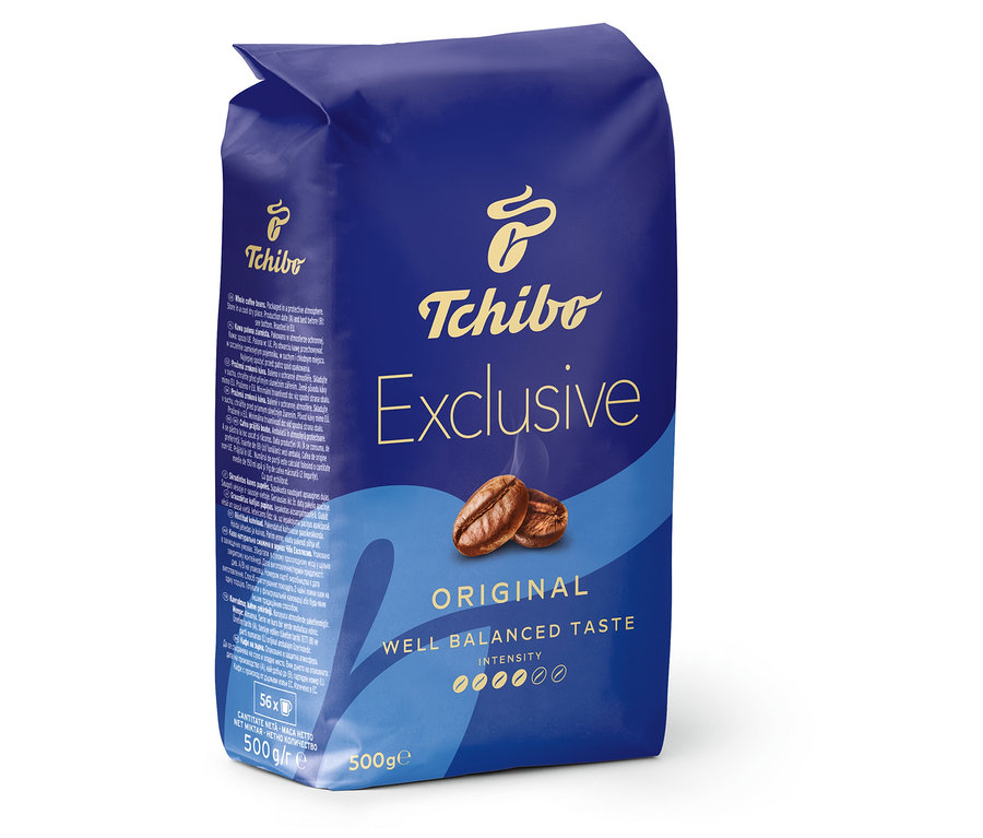 Niebieskie opakowanie kawy ziarnistej Tchibo Exclusive, 500 g.
