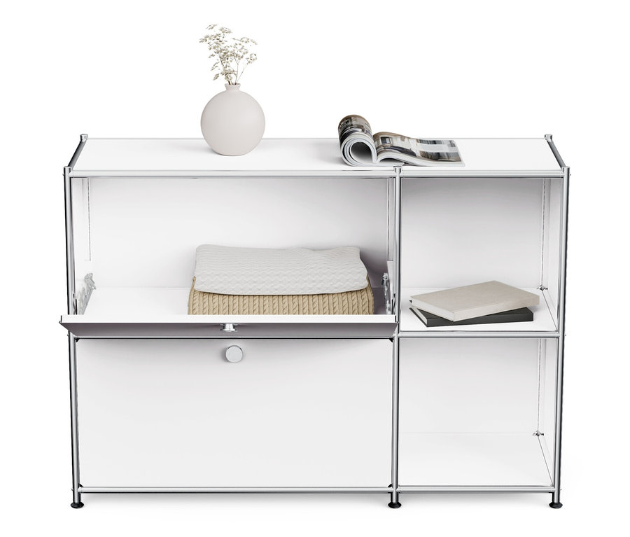 Biała metalowa szafka typu sideboard „CN3” z 2 klapami, na której stoi wazon z kwiatami i czasopismo.