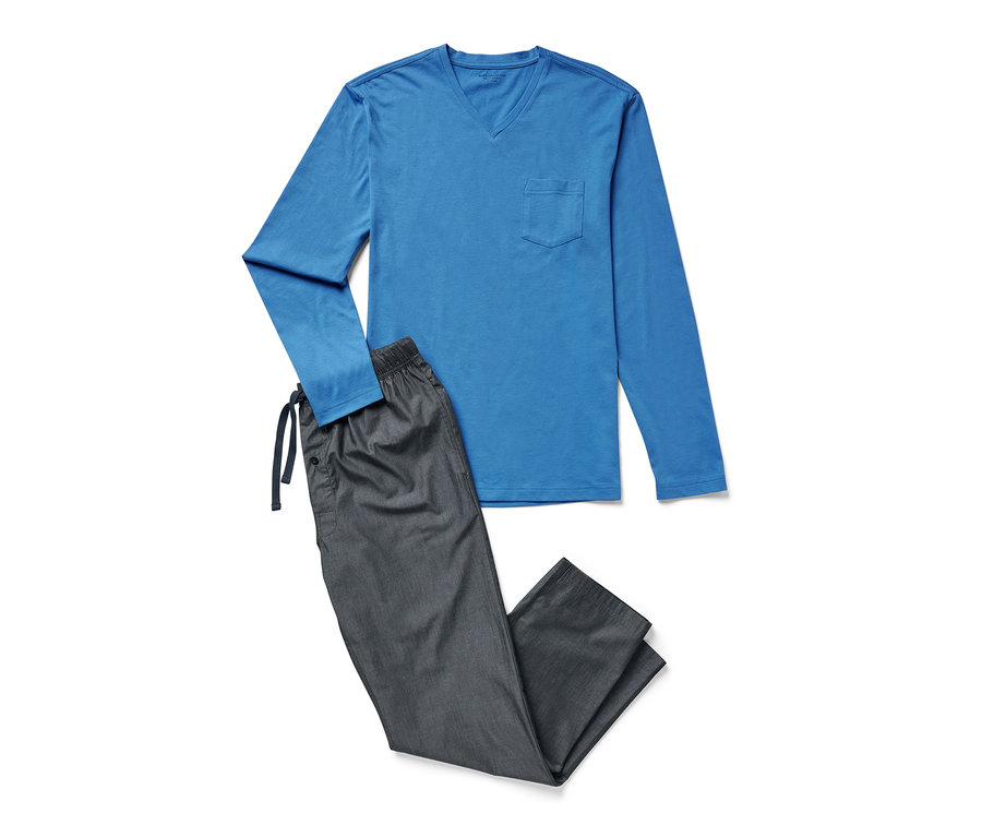 Niebieska piżama ze spodniami z tkaniny.