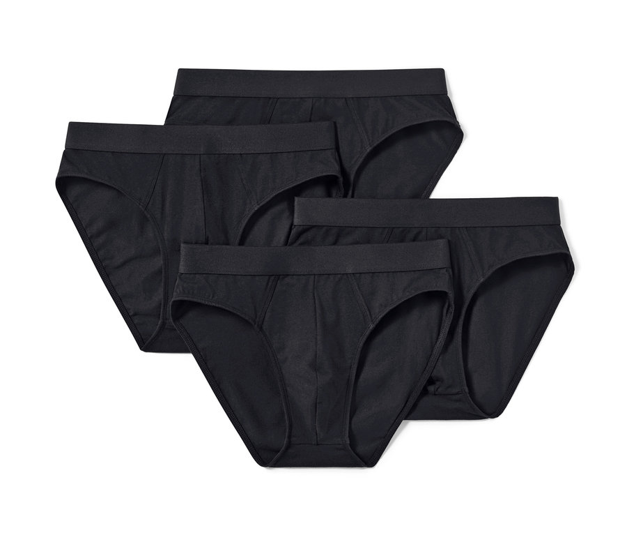 Cztery czarne slipy męskie.