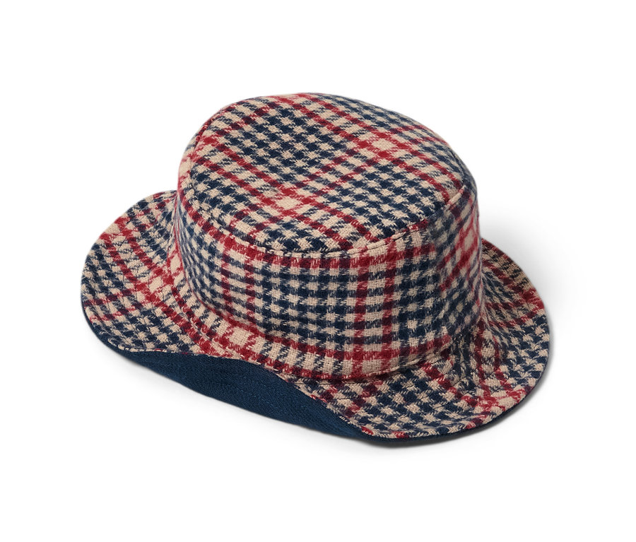 Dwustronny kapelusz typu bucket hat w kratę.