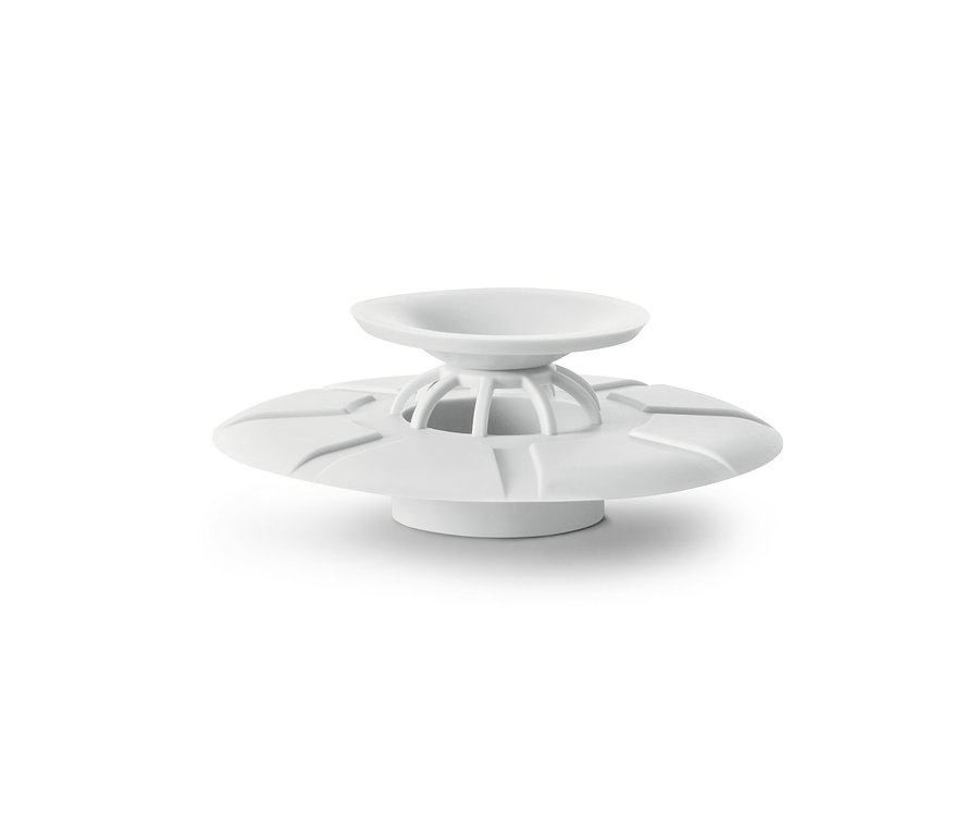 Białe sitko i korek do odpływu na białym tle.