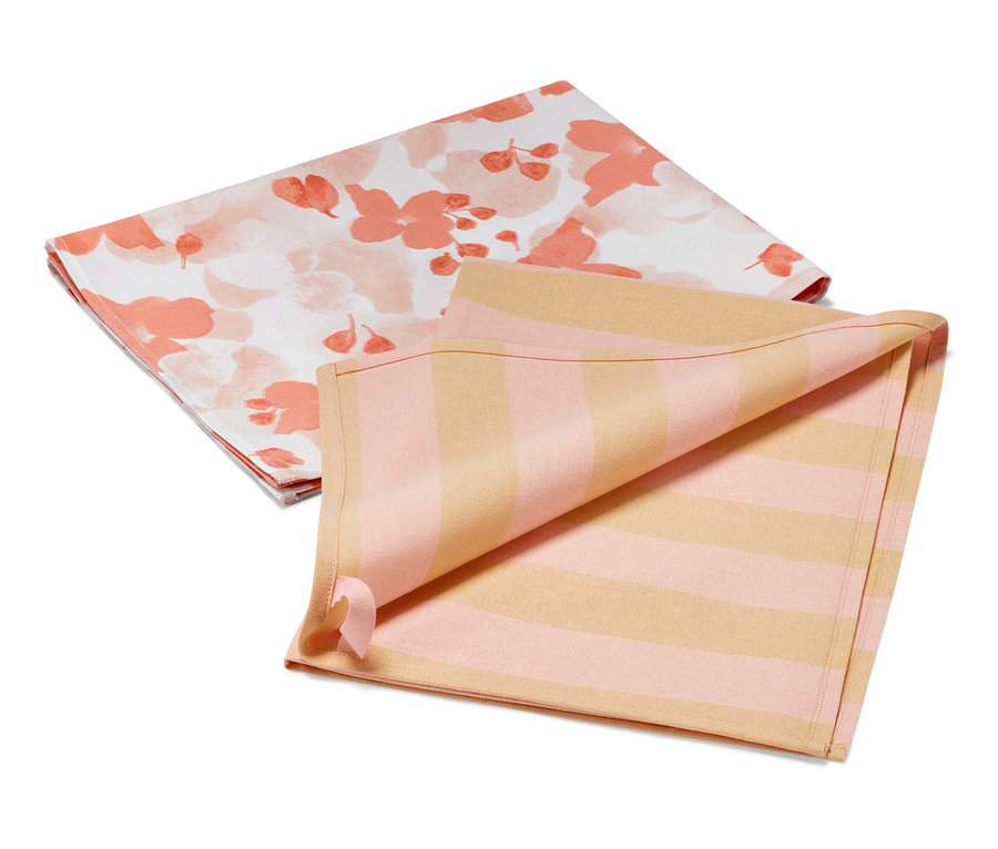 Dwie ścierki do naczyń: jedna we wzory kwiatowe, druga w różowo-żółte paski.