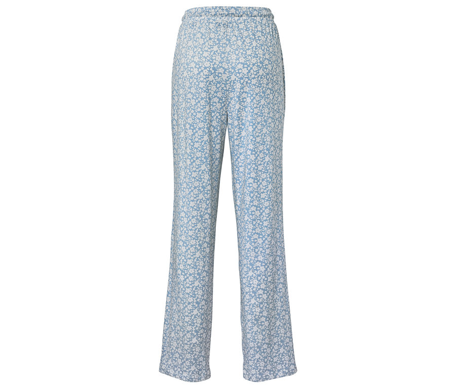 Jasnoniebieskie spodnie w kwiatowy wzór na białym tle.